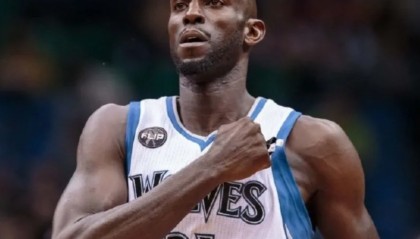 足球彩票-2万球迷起立鼓掌！去客场还受尊敬，这就是一人一城